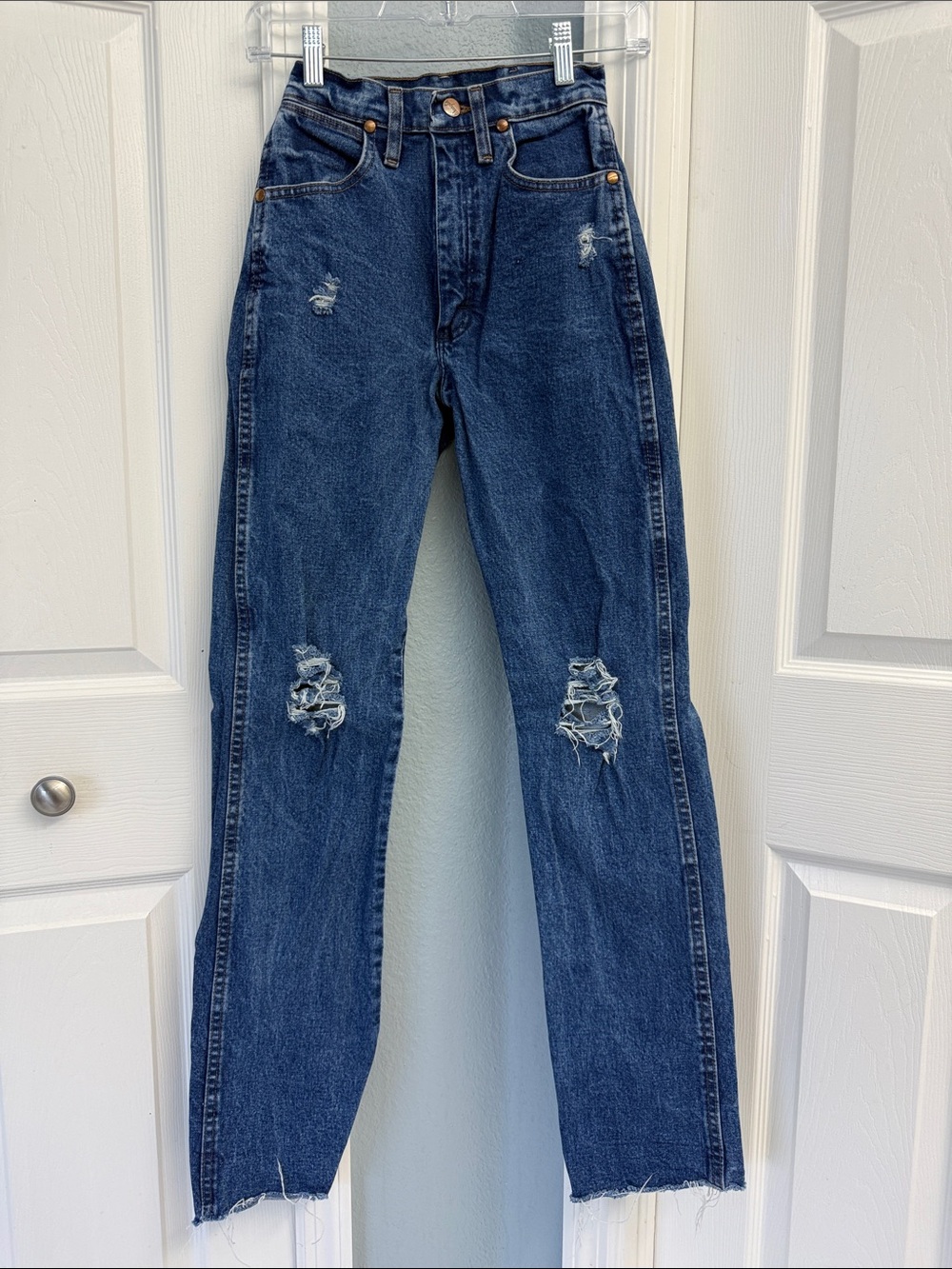 Wrangler Straight Leg Distressed Jeans in Dark Blue size 0
